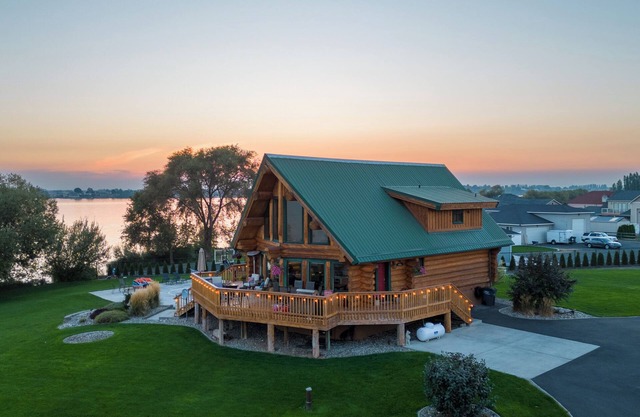 Lakefront Log Cabin, HotTub, Kayaks, SUPs, Private Boat Launch & Dock