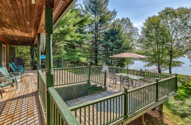 Lakefront Log Home Getaway – Pristine Lake. Perfect for Families & Reunions