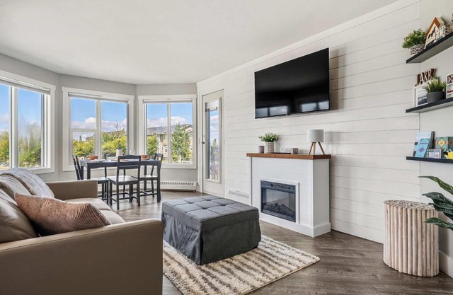 Lakefront Lookout 1BR Condo on Lakeshore Drive