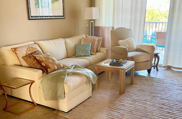 Lakefront luxury 3-bedroom 2-bath condo with garage in Fort Myers, near beach!