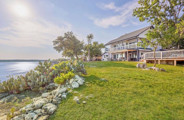Lakefront Luxury 4BR Pool Fire Pit Breathtaking 180° Lake Views