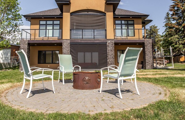 Lakefront Luxury Home|AC|Fireplace|Two Ensuites