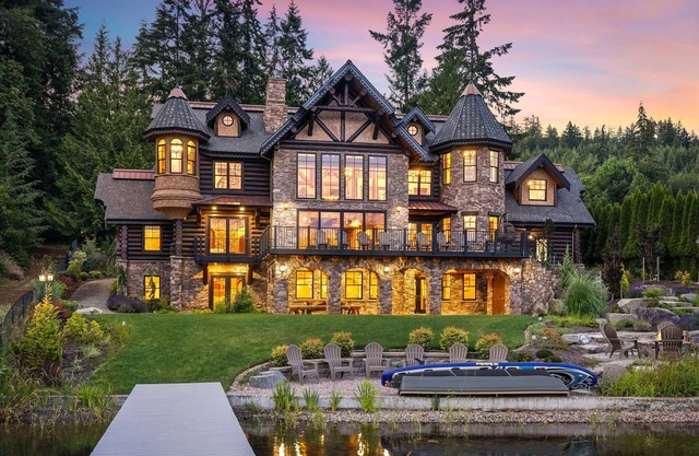 Lakefront Luxury Castle w/ Hot Tub - Great for Groups, Gatherings, & Reunions!