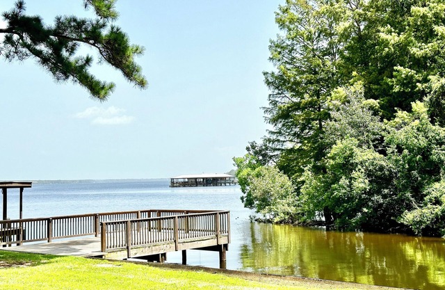 Lakefront Luxury: Kayaks, Fire Pit, Your Getaway Awaits!