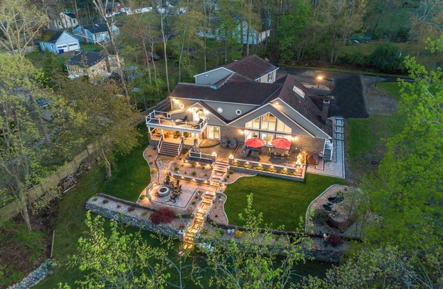 Lakefront Luxury House, with Kayaks, Fire pit, Game Room and Home Theater!