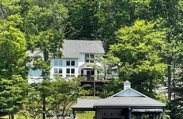 Lakefront LUXURY- Lg covered dock, HOT TUB, fire pit, kayaks + 2 game rms