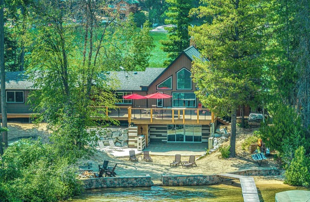 Lakefront Luxury on Priest Lake 4+Bd/4Bth Private Beach/Dock/Views, sleeps 12+