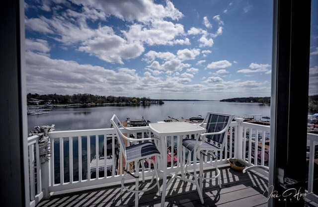 3rdFl CornerUnit, On Lake,TheraSauna, 3Bed,2FullBaths, next to Park