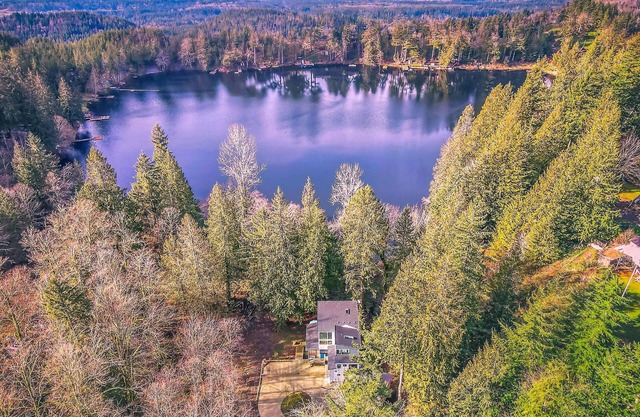 Lakefront Luxury: Private Lake Access, Near Skiing