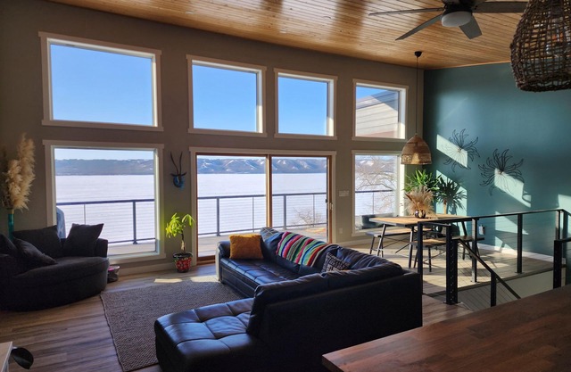 Lakefront Luxury with Hot tub