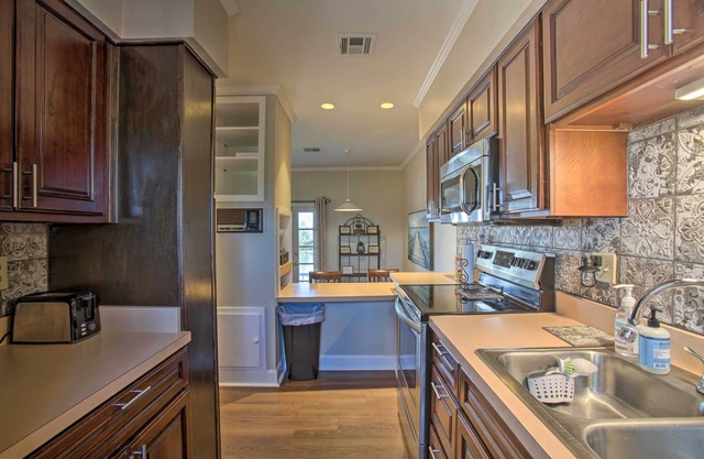 NEW! Lakefront Madisonville Townhome w/ Rowboat!