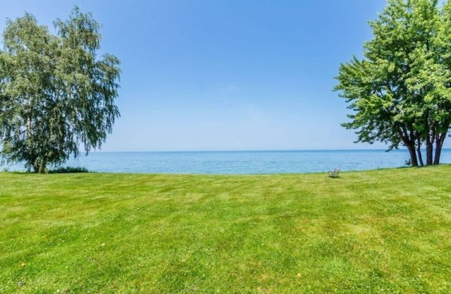 Lakefront Midcentury Cottage