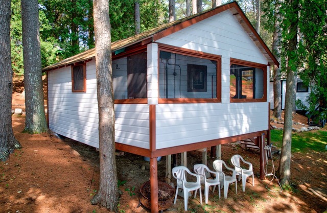 Lakefront Moose Tiny Cabin @ Getogether Stays