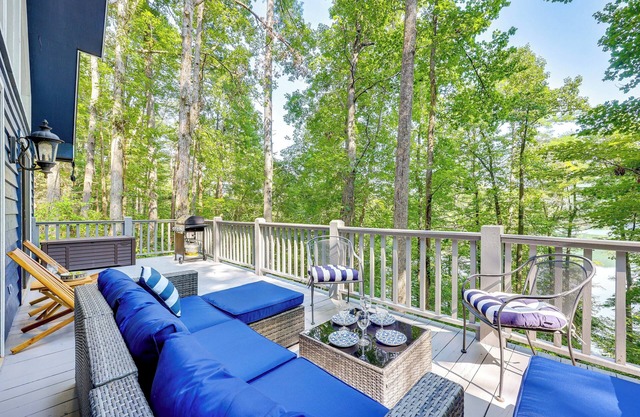 Lakefront Murphy Getaway w/ Deck, Dock & Kayaks!