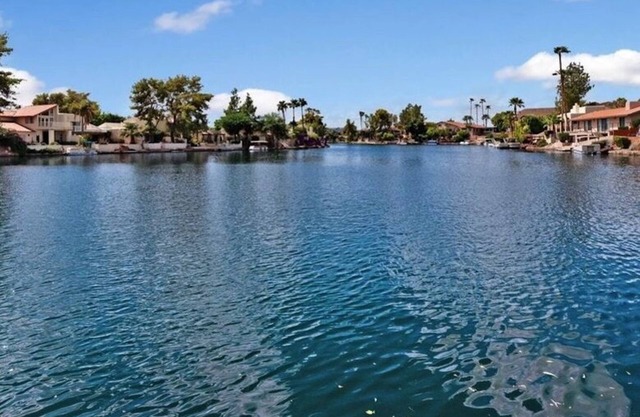 Entspannende Villa am Wasser mit Boot und Resort Annehmlichkeiten im The Lakes in Tempe