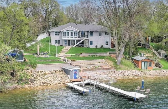 Lakefront Oasis; 6bdrm, Game Room, Sun Room- lake days and family memories!