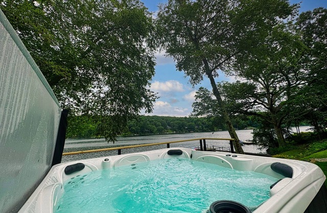 NEW! LAKE FRONT, Private Dock, Fire Pit, Paddle Boards, Kayaks & Rec Room!