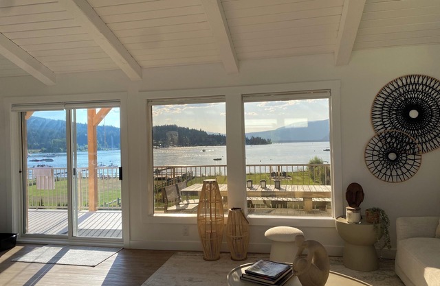 Lakefront Oasis, Private New Dock, Extensive Renovations, Sleeps 12!