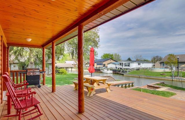 Lakefront Ohio Home - Dock Space, Fire Pit & Grill