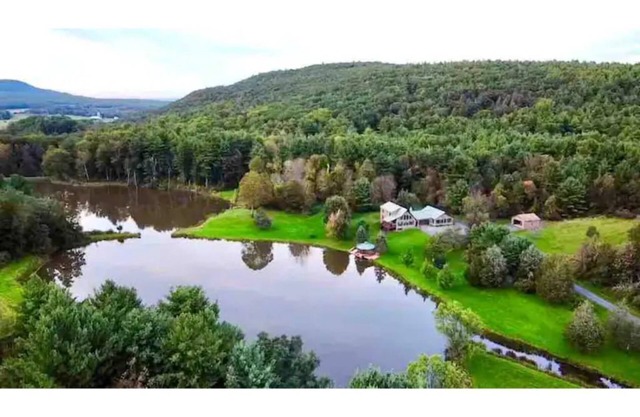 Lakefront on 150 acres, 6BR, fireplace, fire pit, WiFi, Pets welcome!