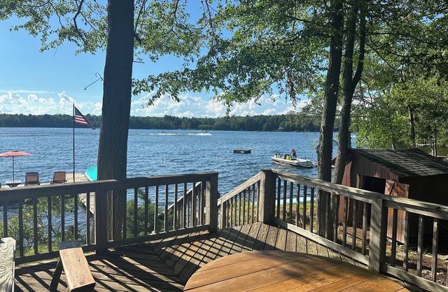 Lakefront on Fairview Lake, Level Walk w/Private Dock, Motorboats, Game Room
