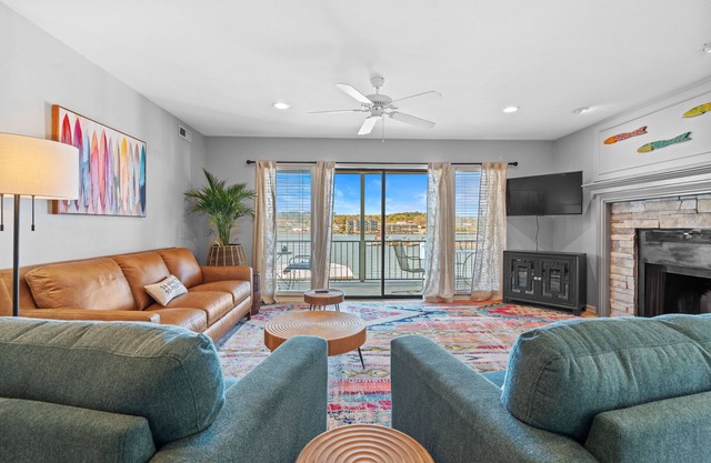 Lakefront on Hamilton! King Size Beds, Pool, Boat Slip & Gorgeous Sunsets!
