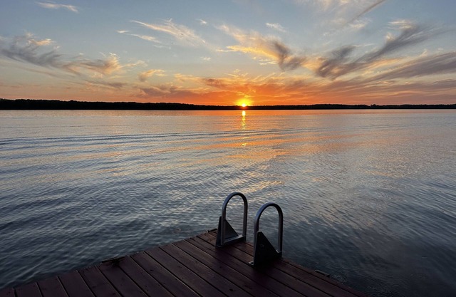 LAKEFRONT ON KENTUCKY LAKE: Sleeps up to 12! 3 King Beds + Bunk Room