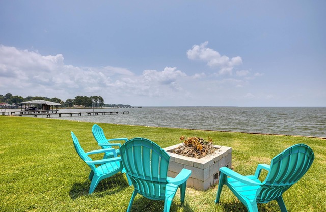Lakefront Onalaska Home w/ Screened-In Porch!