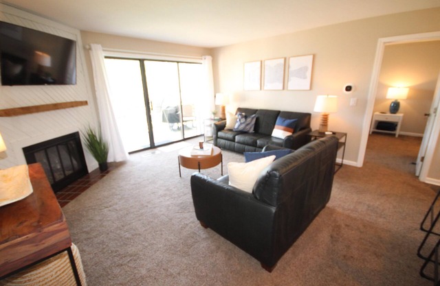 Lakefront One Bedroom Condo - King Bed - Close to the Water