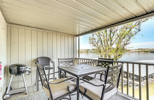 Lakefront Osage Beach Condo w/ Balcony & Pool