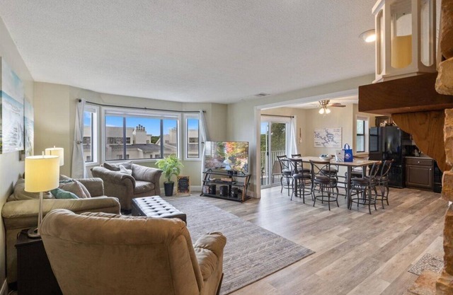 Lakefront Osage Beach Condo + Workspace w/Pool Views