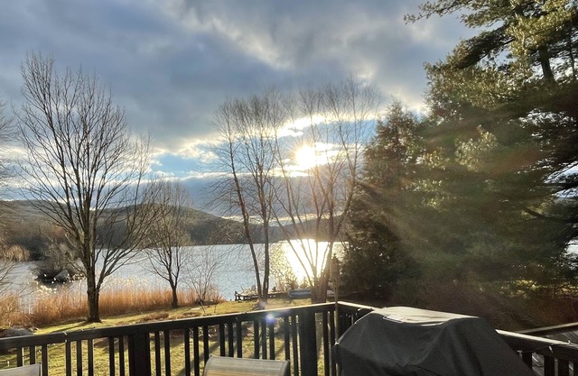 Lakefront Paradise One Hour From Manhattan