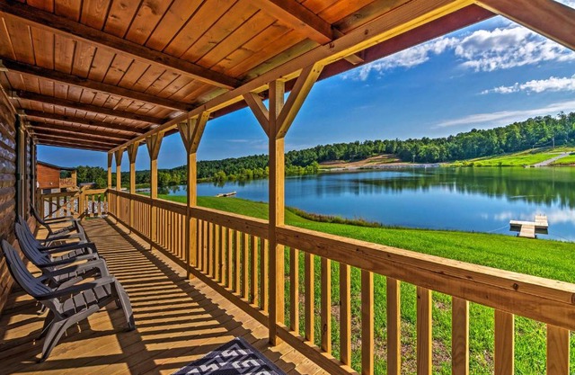 Lakefront Paradise On-Site Hiking and Waterfall!