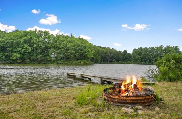LAKEFRONT PARADISE 4 bedroom Home w direct lake access, Pets OK