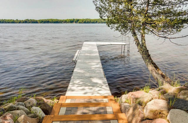 Lakefront Pearson Cottage w/ Swim Dock + Kayaks!