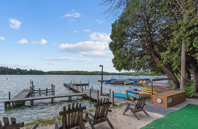 Lakefront Penthouse, Private Beach, Outdoor/Indoor Pools, Walk to Town
