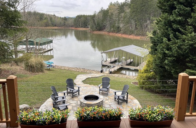 Lakefront, Pontoon Boat, Hot Tub, Tranquil Cove, sleeps 14!