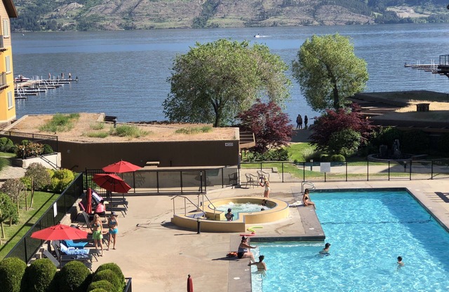 Lakefront Pool, hot tub, fitness rm 2bd OPEN Fri Aug 31- Fri Sept 6