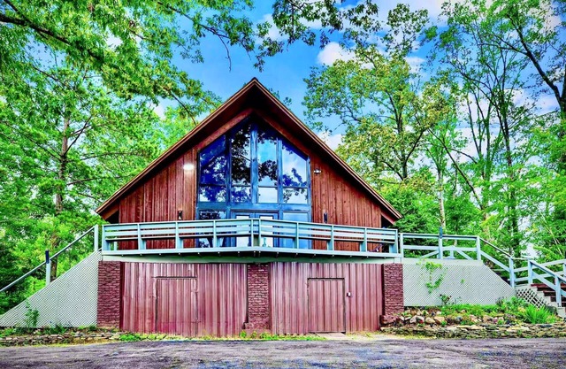 Lakefront, dock, fishing, 2 King beds, 120” screen, WiFi, office space, private.