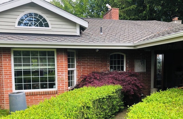 Lakefront private 2 bedroom home 5 mins to waterfront & close to everything!
