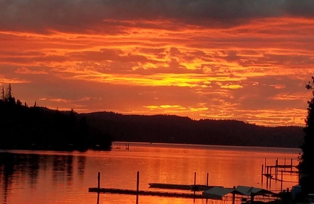Seeufer, privates Dock, herrliche Aussicht, stadtnah, Golf, Paddelboote, Feuerstelle