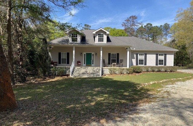 Lakefront, private pool-hot tub. Huge dock. Close to boat ramp. Amazing sunsets.