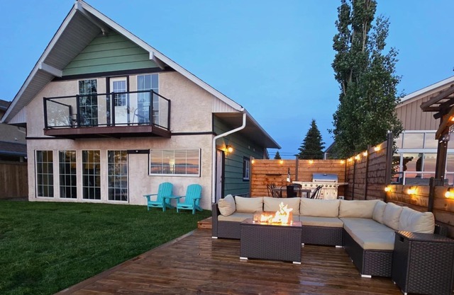 Lakefront property with a stunning view and a private access to lake!