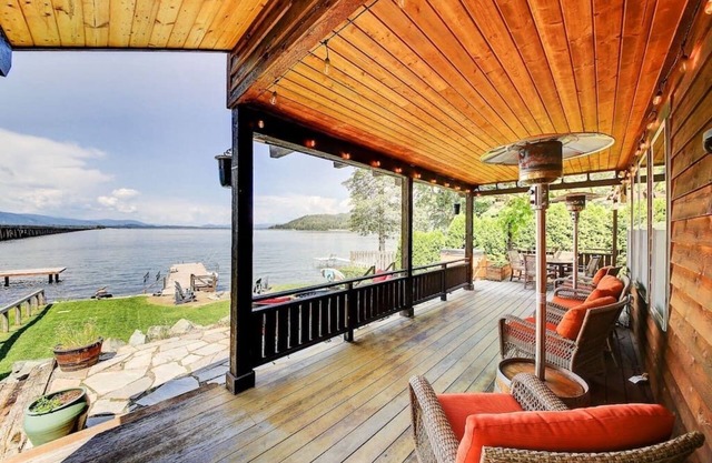 Lakefront property w/boat lift, hot tub & steam room