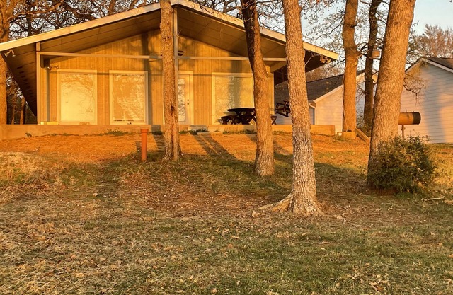 Lakefront Property with Boat Dock close to public boat ramp! Beautiful sunsets!