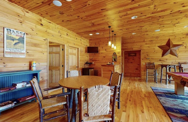 Lakefront Refuge: Cozy, Private Home and Dock on the Pristine Lake Nantahala