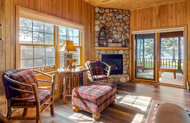 Lakefront resort retreat with screened porch, fireplace, pool, marina, & dining