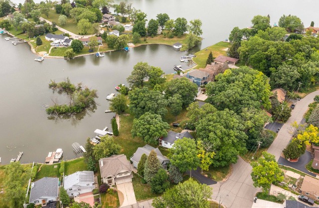 Lakefront Resort Style Home. Pontoon Available.