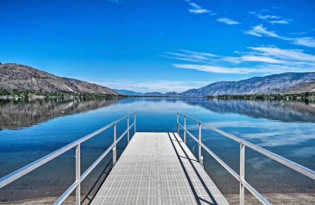 NEW! Lakefront Resort Townhome w/ Grill & Kayaks!