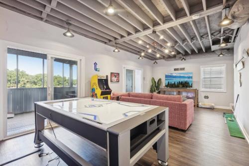 Lakefront Retreat with Luxury Touch